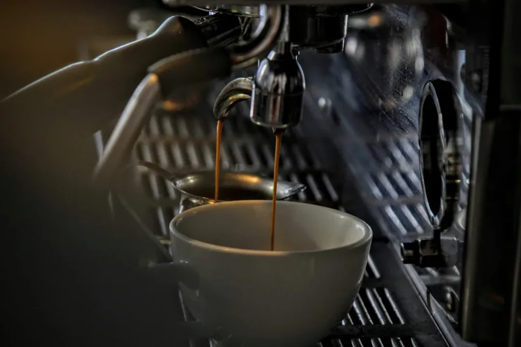 Geschmackserlebnisse und Kosten: Kaffeevollautomaten vs. Kapselmaschinen im Jahr 2026 Kaffeemaschine und Kaffeetassen